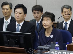 Tangan Diborgol, Mantan Presiden Korsel Hadiri Sidang Perdana