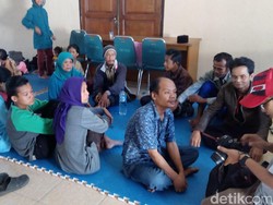 Puluhan Warga Cimareme Mengungsi ke Polres Garut Pasca Bentrok Pilkades