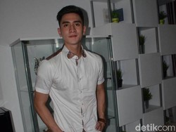 Dituding Pakai Jam Tangan Palsu, Ketampanan Verrell Bramasta Tak Luntur