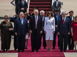 Sambangi Israel, Melania Trump Modis Berbusana Michael Kors