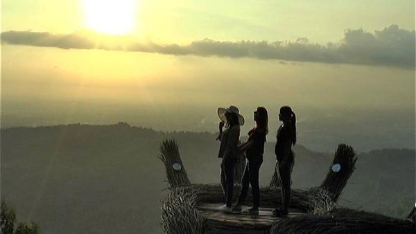 Foto Kekinian di Tangan Raksasa yang Lagi Viral di Yogya