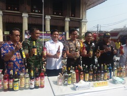 Jelang Ramadan, Polres Jakbar Musnahkan 20.100 Botol Miras
