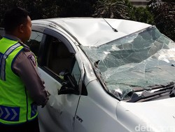 Tabrakan dengan Motor, Mobil Terguling di Jembatan Pasupati