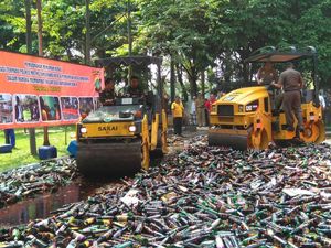 Polres Metro Tangerang Musnahkan Ribuan Botol Miras Oplosan Polres Metro Tangerang Musnahkan Ribuan Botol Miras Oplosan