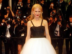 Rumitnya Gaun Cantik Nicole Kidman yang Dibuat Tangan Selama 150 Jam