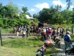 Truk Muat Pasir Disambar Kereta yang Ditumpangi Direksi PT KAI