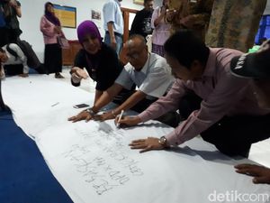 Dosen-Mahasiswa Unitomo Serukan Kembalikan Marwah MA dan DPD