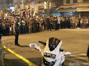 Lokasi Bom Kampung Melayu Jadi Tontonan