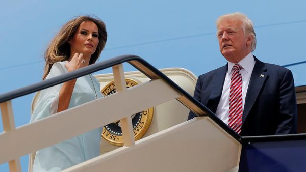 Foto: 5 Gaya Stylish Melania Trump di Arab Saudi