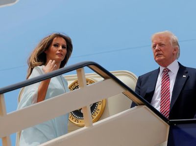 Foto: 5 Gaya Stylish Melania Trump di Arab Saudi