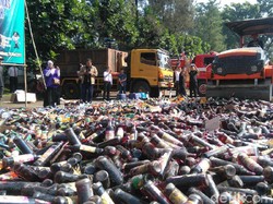 Jelang Ramadan, Polrestabes Bandung Musnahkan 16 Ribu Botol Miras