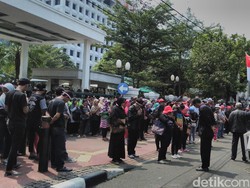 Aksi di Gedung MA, Massa Relawan Ahok Bacakan Doa