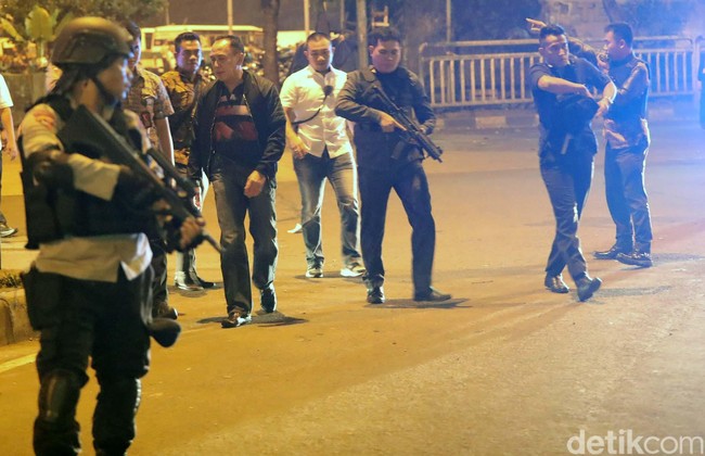 Foto-foto Polisi Menyisir Lokasi Bom Kampung Melayu