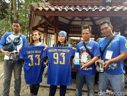 Viking Persib Berikan Jersey untuk Raja Swedia