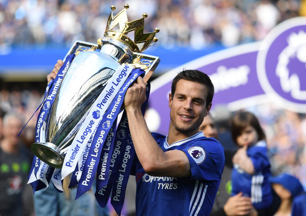 LONDON, ENGLAND - MAY 21:  Cesar Azpilicueta of Chelsea holds the premier league trophy following the Premier League match between Chelsea and Sunderland at Stamford Bridge on May 21, 2017 in London, England.  (Photo by Shaun Botterill/Getty Images)