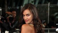 Irina Shayk menjadi wanita yang cukup lama dipacari Ronaldo. Model cantik itu kemudian berpisah karena kabarnya tidak direstui ibu Ronaldo. (Foto: Dok. Getty Images)