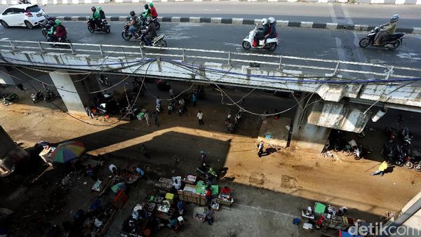 PKL Padati Kolong Flyover Kebayoran Lama