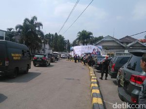 Gubernur Aher Sambut Raja dan Ratu Swedia di Stasiun Bandung Gubernur Aher Sambut Raja dan Ratu Swedia di Stasiun Bandung
