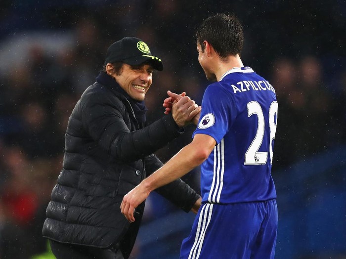 LONDON, ENGLAND - FEBRUARY 25: Antonio Conte, Manager of Chelsea (L) and Cesar Azpilicueta of Chelsea (R) embrace after the Premier League match between Chelsea and Swansea City at Stamford Bridge on February 25, 2017 in London, England.  (Photo by Clive Rose/Getty Images)