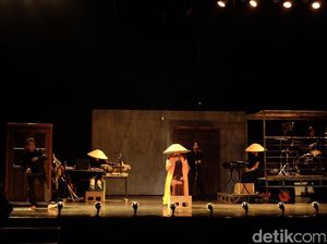 Pentas Menara Ingatan Teater Garasi Lebih Eksperimental Pentas Menara Ingatan Teater Garasi Lebih Eksperimental