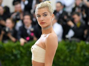 Bukti Model Seksi Hailey Baldwin Ternyata Kutu Buku Juga