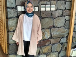 Tinggalkan Kesan Polos, Restu Anggraini Desain Baju Muslim Bermotif