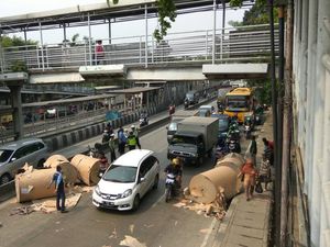 Dua Orang Tewas Tertimpa Gulungan Baja 25 Ton di Tol Pluit