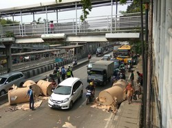Muatan Terlalu Tinggi, Truk Kertas Nyangkut Di JPO Cengkareng