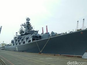 Melihat Kapal Penjelajah Rusia Varyag Bersandar di Tanjung Priok