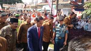 Foto: Sambut Raja Swedia, Jokowi dan Iriana Kompak Pakai 