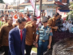 Jokowi Bagikan 1.000 KIP ke Anak-anak Malang
