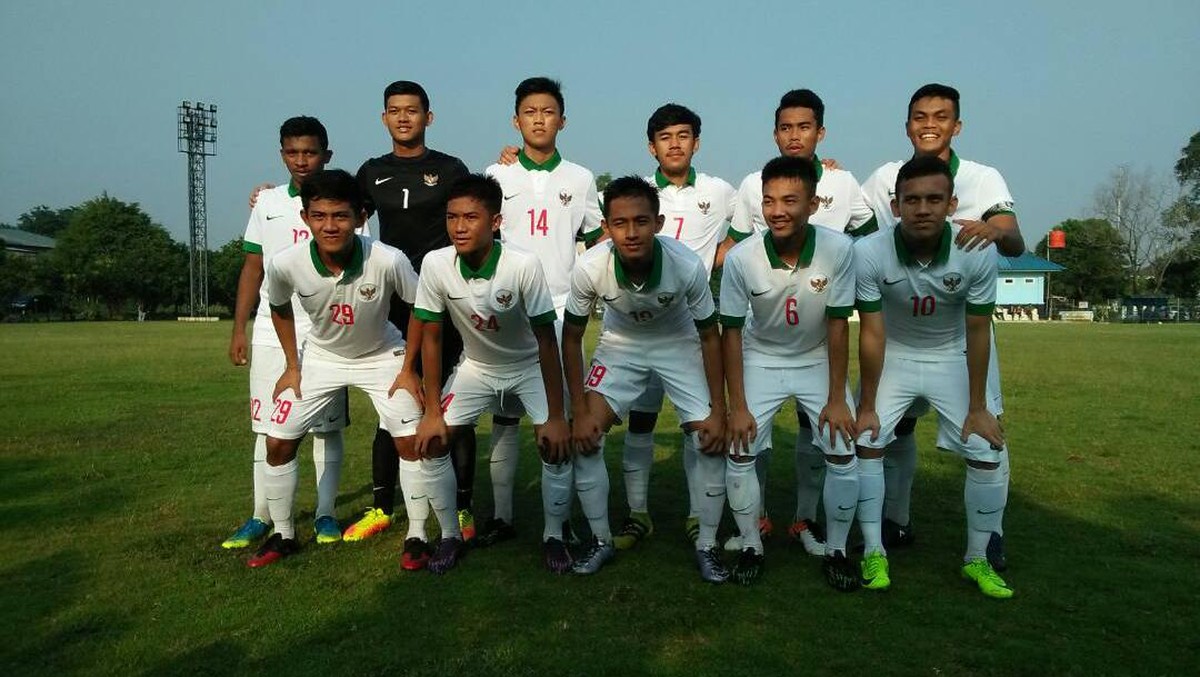 Timnas Indonesia melakukan foto tim jelang berujicoba melawan Persija Jakarta. (Foto: Amalia Dwi Septi)