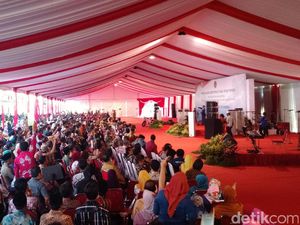 Kejenakaan Jokowi dan Orang-orang yang Berkumpul di Malang