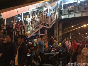 Warga Penuhi JPO Dekat Ledakan Bom Kampung Melayu