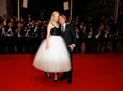 Foto: Nicole Kidman & Suami Pamer Kemesraan, Pelukan Hingga Cium Leher