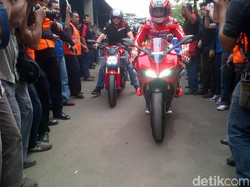 Foto Kenangan Nicky Hayden Saat Konvoi Bareng di Jakarta