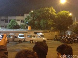 Ledakan di Kampung Melayu,  Persimpangan Jalan Otista Ditutup