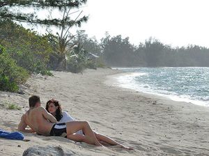 Cewek-Cewek Seksi James Bond Ada di 5 Pantai Ini