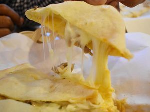 Panties Pizza: Mulur Gurih! Pizza Lipat dengan Isian Keju hingga Cokelat