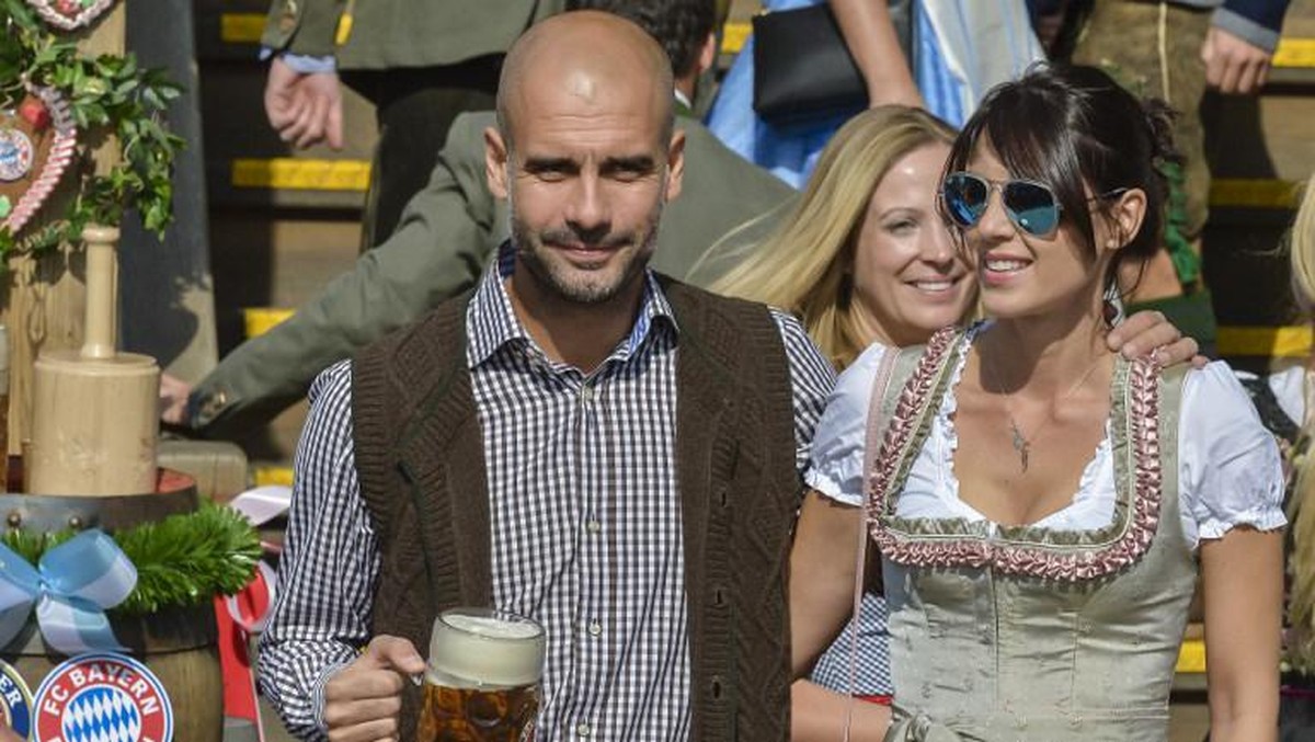 Foto: Pep Guardiola dan Cristina Serra (AFP/GUENTER SCHIFFMANN)
