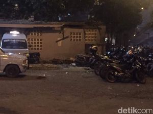 Toilet yang Diduga Sumber Ledakan di Kampung Melayu Roboh