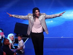 Momen Emosional Ketika Michael Jackson Datangi Kakaknya
