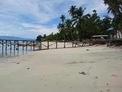 Leyeh-leyeh di Pantai Pasir Putihnya Raja Ampat