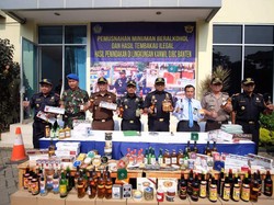 Puluhan Ribu Botol Miras dan Rokok Ilegal di Banten Dimusnahkan