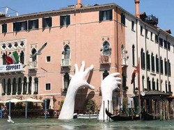 Ada Sepasang Tangan Raksasa di Kanal Venesia, Italia