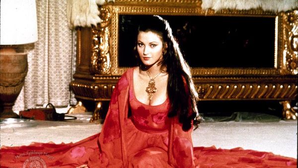 Para Wanita Cantik di Sekeliling Roger Moore dalam James Bond