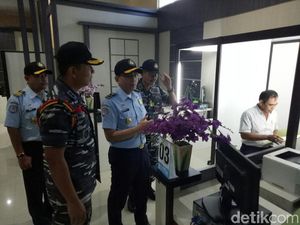 Penyidik TNI AL Belajar Pengurusan Paspor di ULP Ketapang