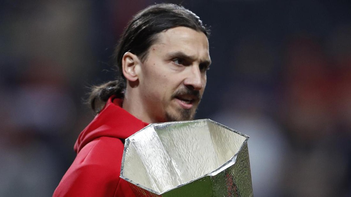 Ibrahimovic memegang trofi Liga Europa saat merayakan gelar juara. Tapi dia tak tampil di partai final itu karena cedera. (Foto: Reuters / Lee Smith Livepic)