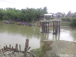 Jembatan Putus, Warga Aceh Gunakan Perahu untuk Seberangi Sungai