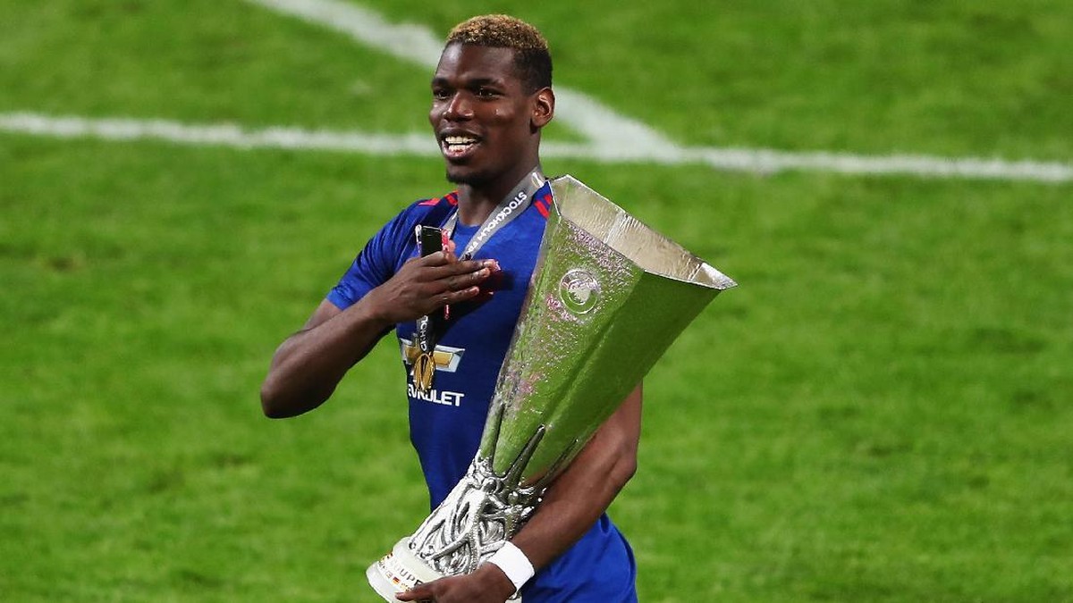Paul Pogba mengantar Manchester United meraih tiga trofi di musim 2016-17. Foto: Alex Grimm/Getty Images